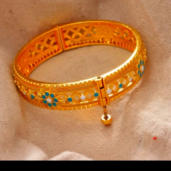 "Glam Up with 18K Gold - Hostess Choice!" - Picture 3 of 11